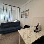 Modern Apartment, Just 5 Minutes To Downtown דירה *
