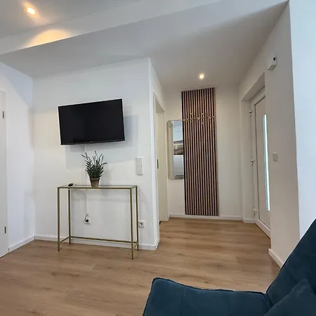 Modern Apartment, Just 5 Minutes To Downtown דירה *