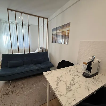 Modern Apartment, Just 5 Minutes To Downtown شقة *